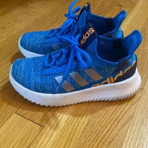 Adidas Unisex-Child Kaptir 2.0 running shoe. Size 1.5. Color: Blue/Silver/Orange